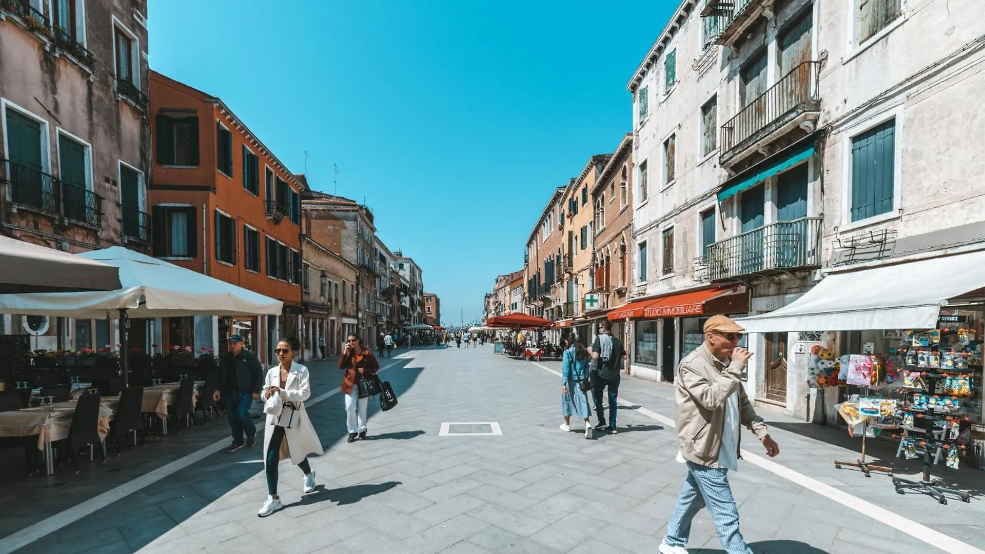 Ca Zorzi - 2 Minutes From Biennale & Canal View - Ape G Venice 0*,  Italy